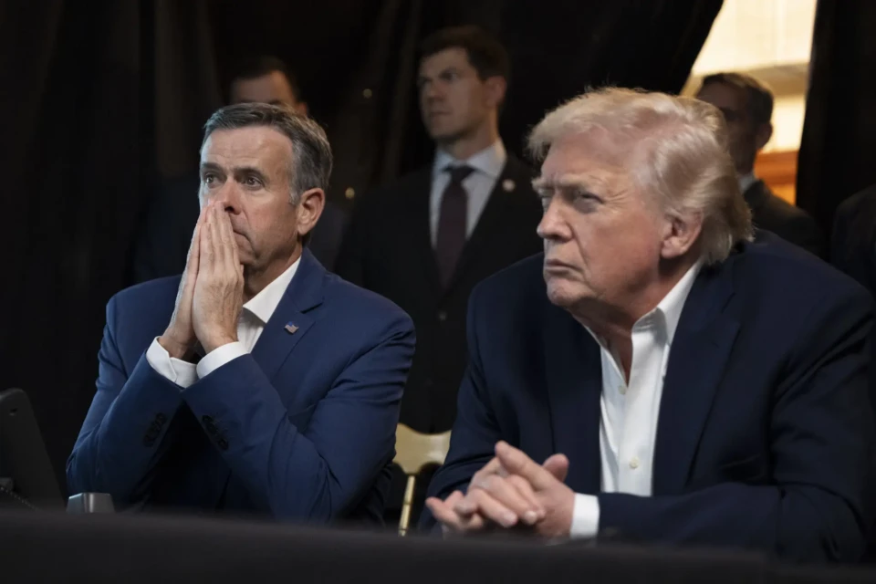 Trump ao lado do diretor da CIA, John Ratcliffe (Foto: Casa Branca)
