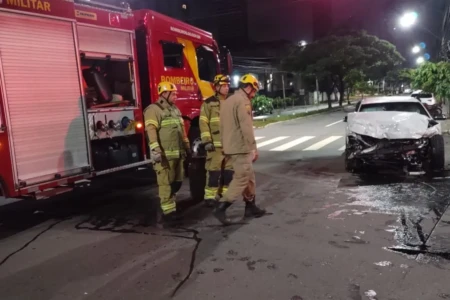 Acidente entre dois carros de luxo no setor Bueno, em Goiânia, deixa duas pessoas feridas