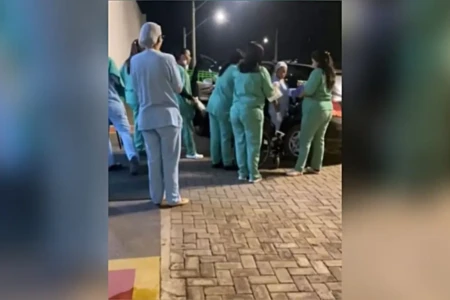 Imagem do momento que mãe e bebê chegam no hospital