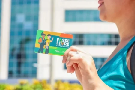 Imagem mostra estudante segurando cartão oferecido pelo governo de Goiás