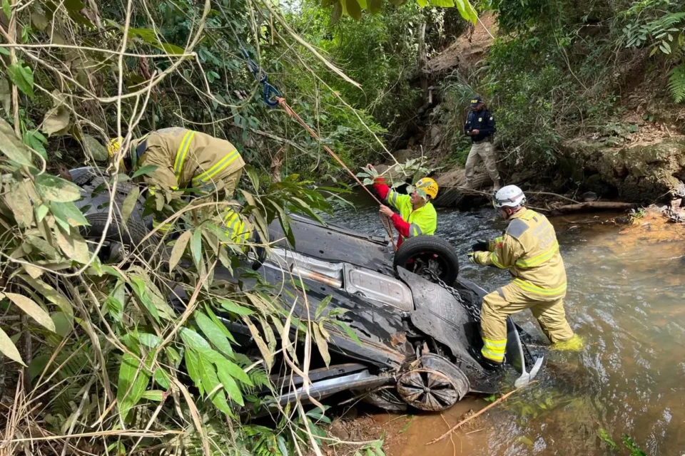 Imagem do carro durante a ocorrência