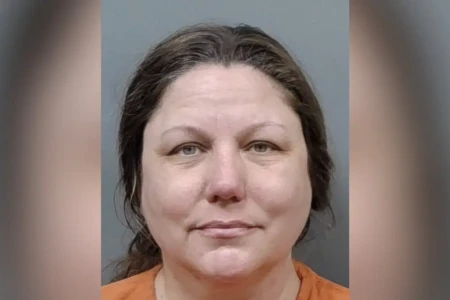 Mulher é presa acusada de matar a tiros os dois ex-maridos no mesmo dia Crimes ocorreram na Flórida (EUA) Estados Unidos