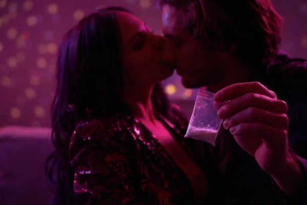 Novas drogas usadas para apimentar o sexo caem no gosto popular, mas podem matar; conheça Prática conhecida como chemsex se espalha