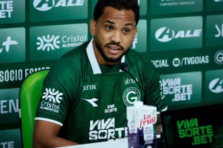 Lourenço é oficialmente apresentado no Goiás