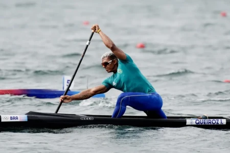 Isaquias Queiroz durante prova de canoagem