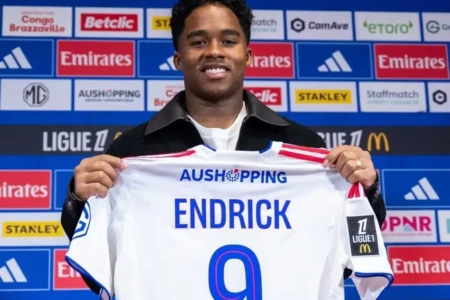 Endrick com a camisa do Lyon