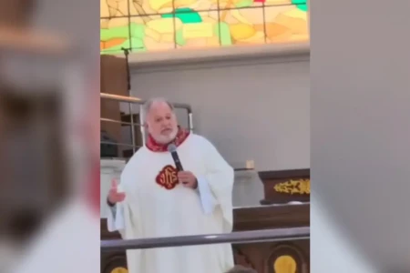 Homem se irrita com padre que comentou prisão de Maduro durante missa em Trindade