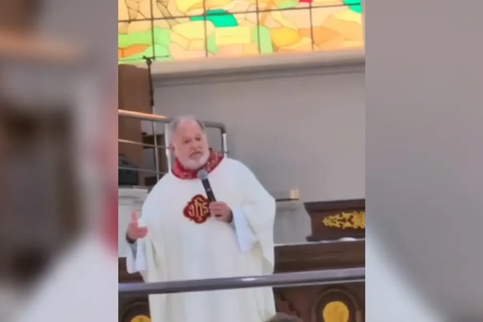 Homem se irrita com padre que comentou prisão de Maduro durante missa em Trindade
