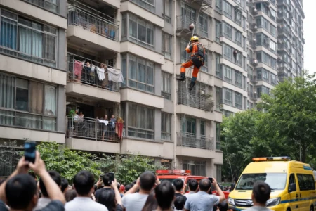 Idoso cai do 15º andar de prédio, mas sobrevive ao ser salvo por objeto inusitado; veja foto Aposentado de 80 anos consciente durante resgate