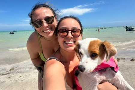 'Santa representa família': enfermeira de Goiânia relata vitória judicial para viajar com cadela de suporte emocional