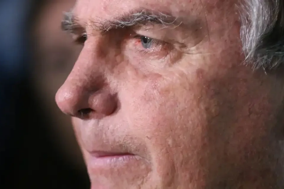 Dark Horse: filme de Bolsonaro como herói ganha data de estreia e pôster roteiro de Mario Frias e ator de A Paixão de Cristo Jim Caviezel