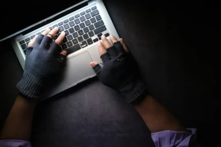 Imagem de uma pessoa mexendo no notebook