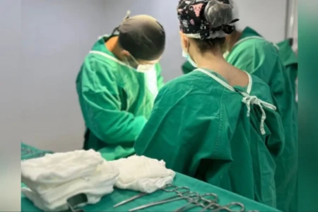 Família vive angústia em cirurgia de separação de siameses após morte de um dos gêmeos em Goiânia