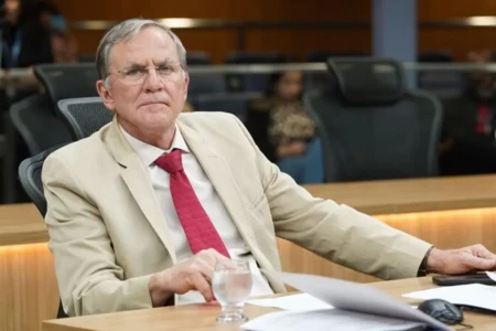 'Tranquilo e confiante': Gomide passa por cirurgia na coluna torácica nesta quarta-feira