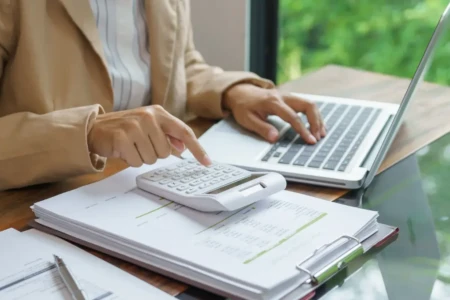 Imagem de uma pessoa fazendo cálculos