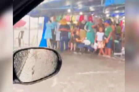 Caos na rua 44: comerciantes ficam ilhados com água na altura da canela (Foto: Reprodução)