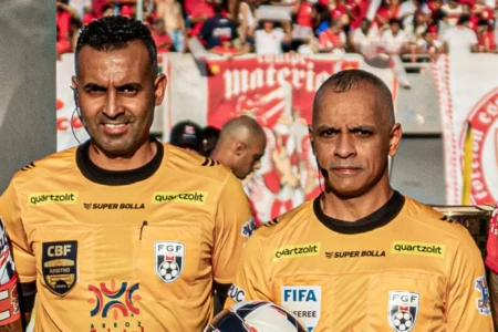 Wilton Pereira Sampaio (direita) durante jogo do Goianão em 2025