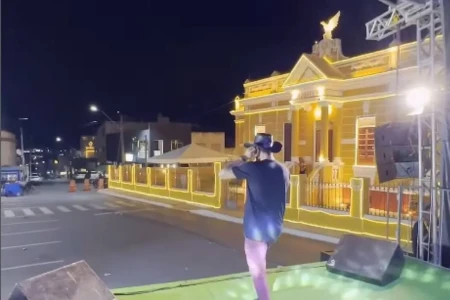 Cantor faz show de graça para quase ninguém, viraliza e ganha apoio de famosos