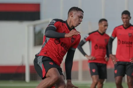 Adriano Martins em treino no Atlético Goianiense