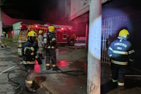 Imagem dos bombeiros no local