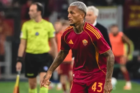 Wesley em jogo na Roma