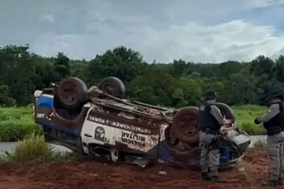 Imagem da viatura capotada