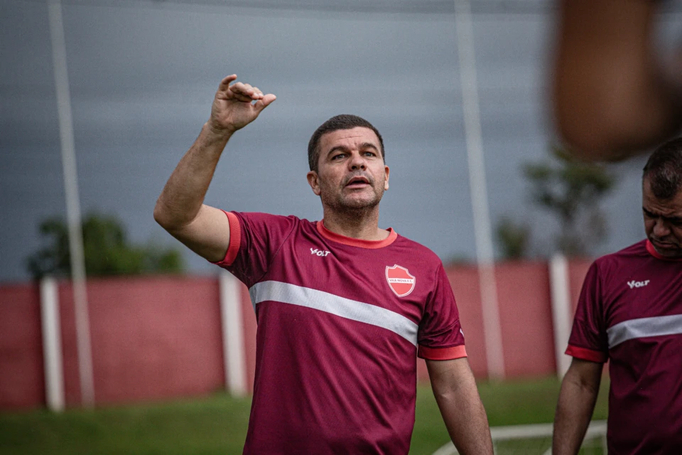 Louzer valoriza entrega do elenco em pré-temporada curta do Vila Nova