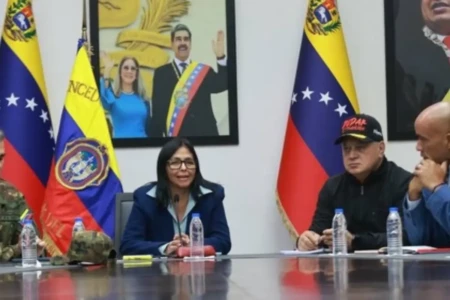 Presidente da Venezuela, Delcy Rodríguez, com foto de Nicolás Maduro atrás dela (Foto: Instagram/Delcy Rodríguez)