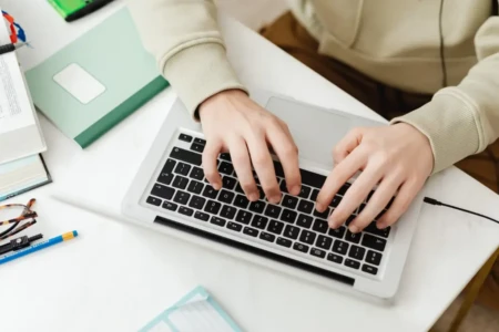 Imagem de uma pessoa estudando