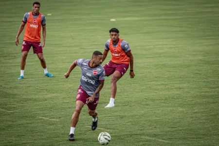 Jogadores do Vila Nova durante treino no CT