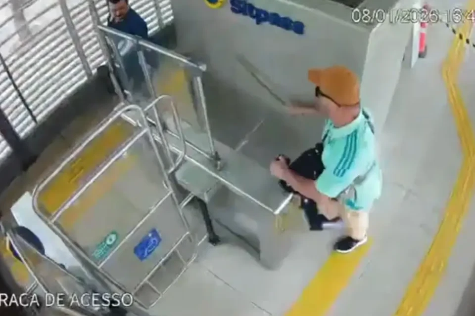 Câmeras registram agressão contra funcionário do sistema de transporte coletivo em Goiânia