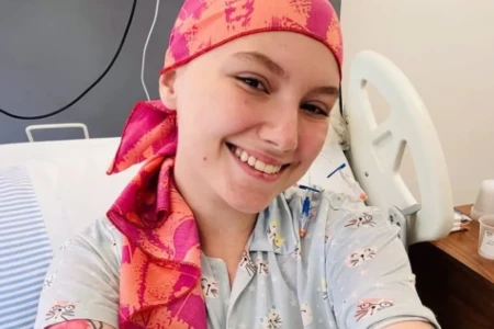 Morre Isabel Veloso, aos 19 anos, após luta contra o câncer