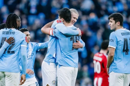 Jogadores do Manchester City comemora gol contra o Exeter