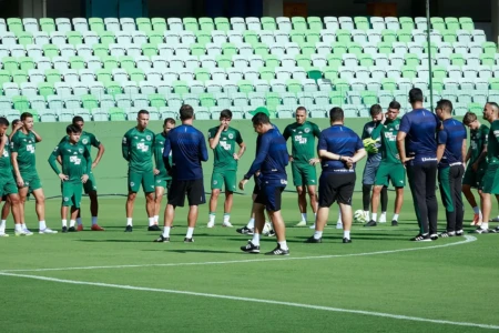 Elenco do Goiás durante treino na Serrinha