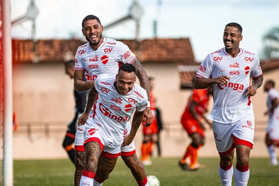 Jogadores do Vila Nova comemoram gol no Goianão