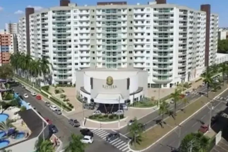 Donos de apartamentos em condomínio de Caldas Novas fazem protesto no Fórum (Foto: Divulgação)