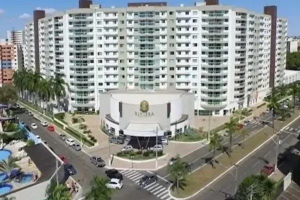 Donos de apartamentos em condomínio de Caldas Novas fazem protesto no Fórum (Foto: Divulgação)