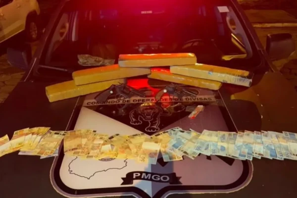 drogas, armas, munições e mais de R$ 2,7 mil em dinheiro Dupla reage a abordagem, atira contra policiais e morre em confronto em Jataí