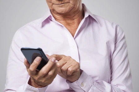 Idosa em Goiás perde quase R$ 20 mil após sofrer dois golpes por WhatsApp: 'Fingiu ser meu filho'