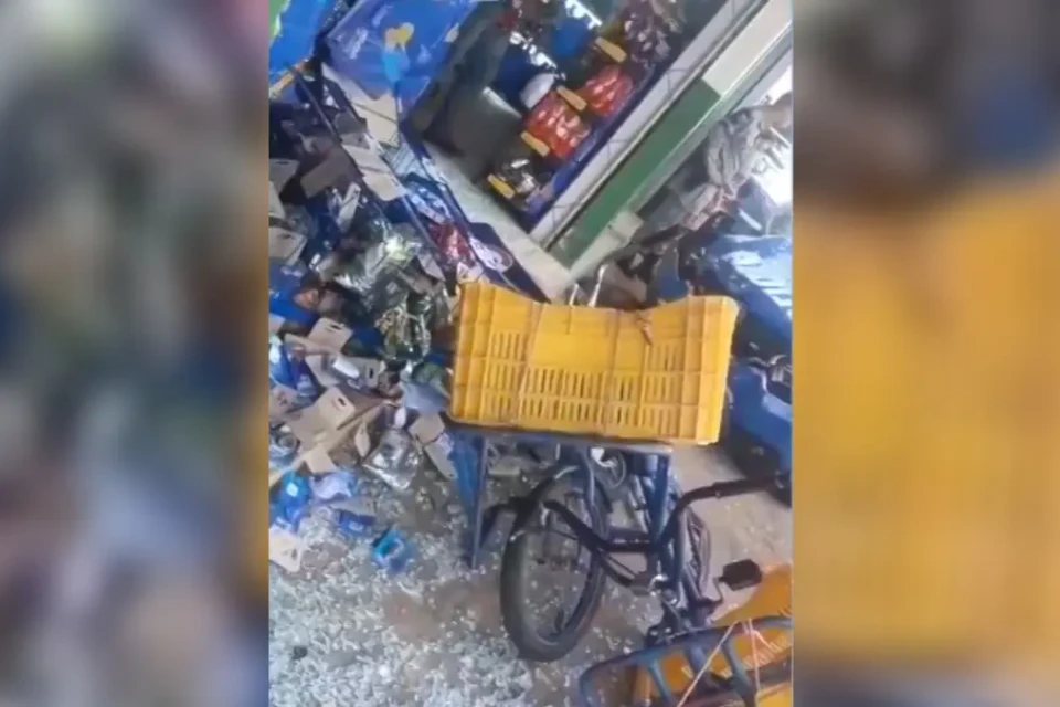 Viatura da PM invade supermercado durante perseguição em Goiânia