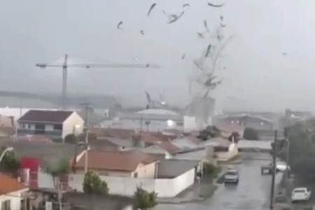 Tornado atinge região metropolitana de Curitiba e causa destruição