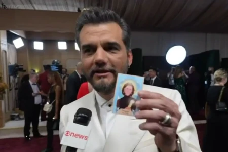 Wagner Moura leva 'santinho' de Fernanda Torres ao tapete vermelho do Globo de Ouro