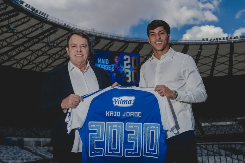 Kaio Jorge ao lado do presidente do Cruzeiro