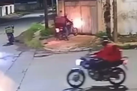 Imagem dos motoboys no portão da vítima