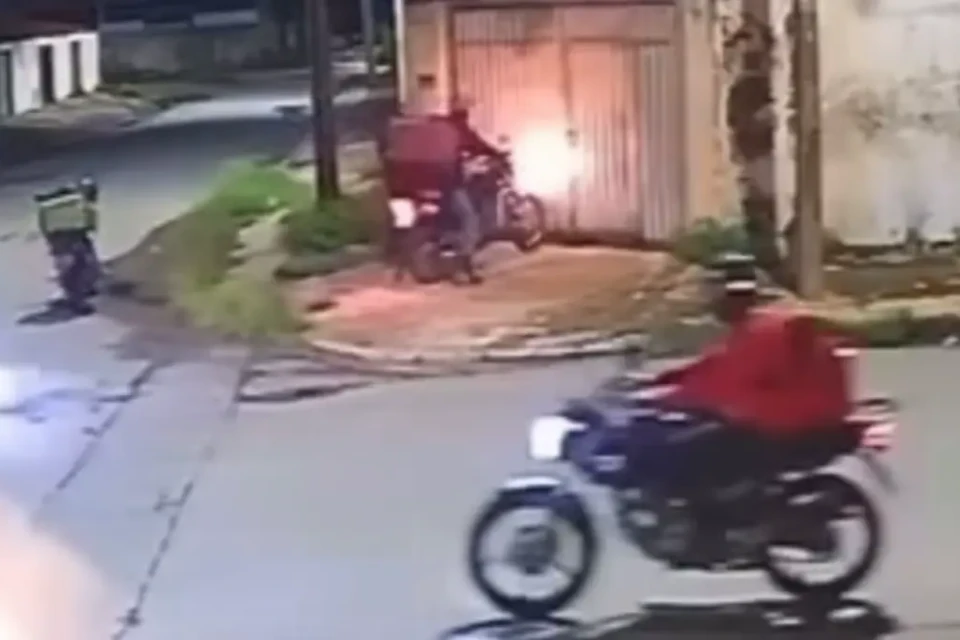 Imagem dos motoboys no portão da vítima
