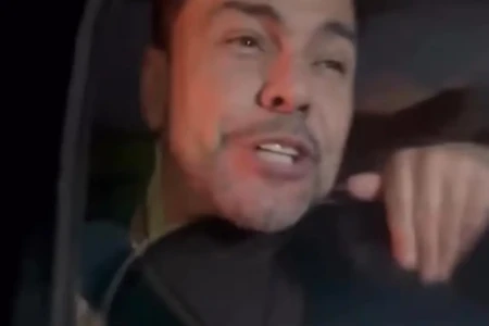 Zezé Di Camargo fica com a cabeça presa no vidro do carro ao atender fãs