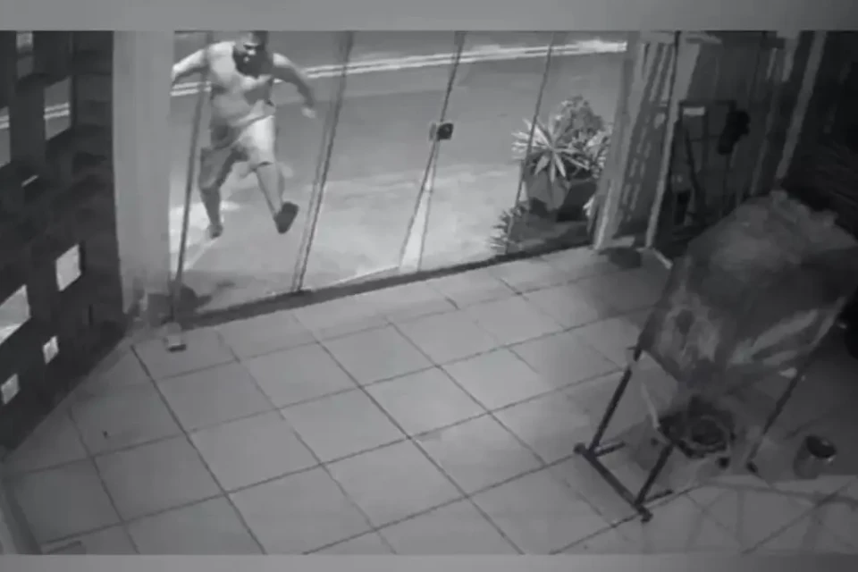 Imagem do homem depredando