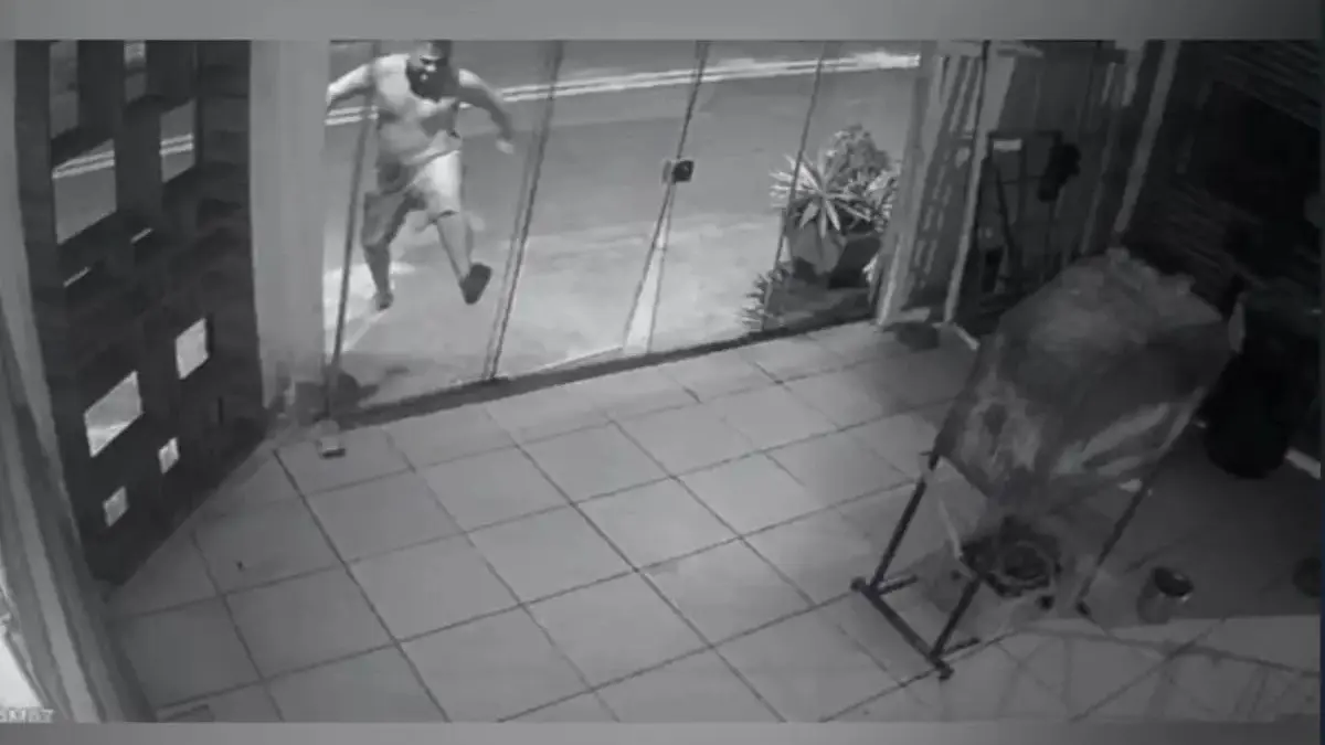 Imagem do homem depredando