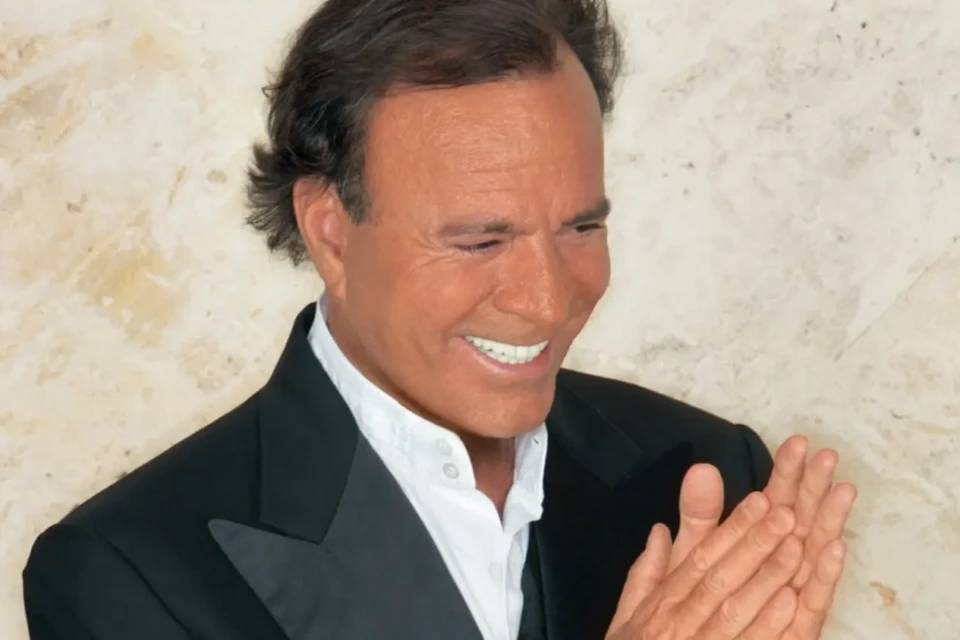 Músico também foi acusado de abuso psicológico Julio Iglesias é acusado de abuso sexual por duas ex-fucionárias