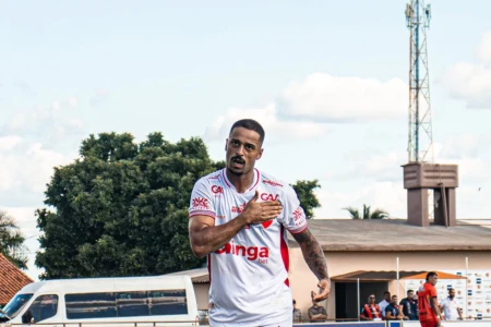 Dellatorre comemora gol pelo Vila Nova